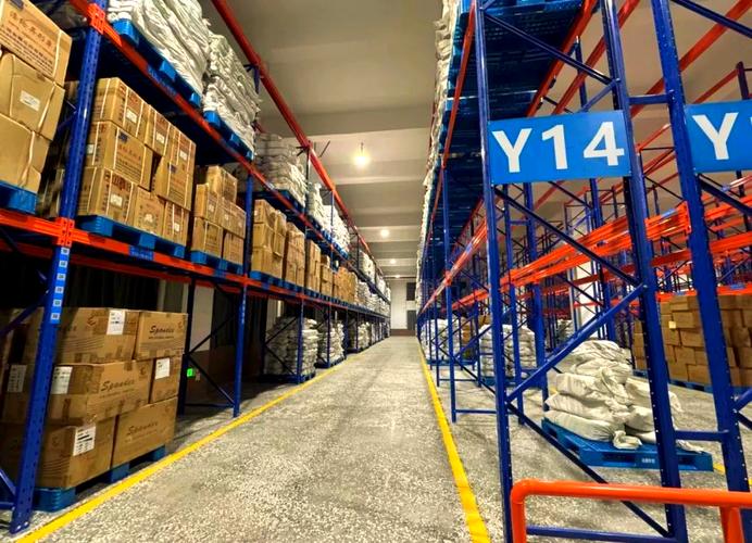 浙江汉脑的项目实施经理胡忠跃正忙碌地指挥着智能工厂的硬件安装